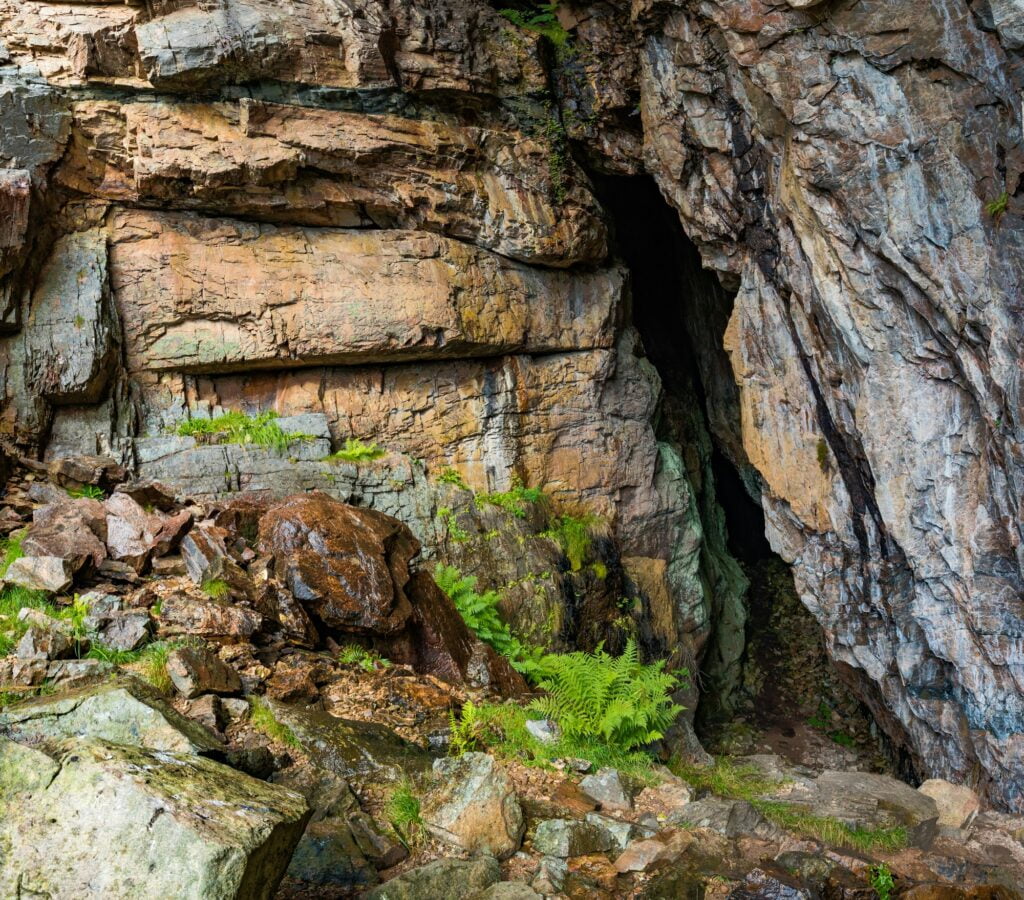Freely accessible Bremsneshula Cave, Averoy, Norway